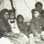 Photo d'une famille autochtone dans la réserve de l'Abitibi, juillet 2006