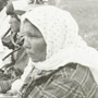 Photo d'un groupe d'hommes et de femmes autochtones assis au sol à l'occasion d'un festin à Mattagami, juillet 1906