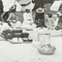 Photo d'un groupe d'hommes et de femmes autochtones assis sur le sol à l'occasion d'un festin à Mattagami, juillet 1906