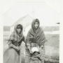 Photo de trois filles des Premières nations à New Brunswick House, juillet 1906